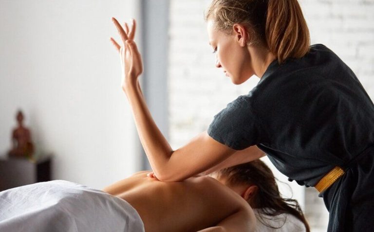 Are outcall massage therapists trained to handle any unexpected situations during a session?