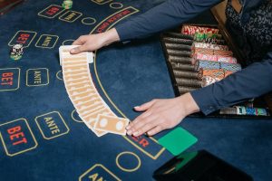 How do online baccarat platforms handle connection interruptions?